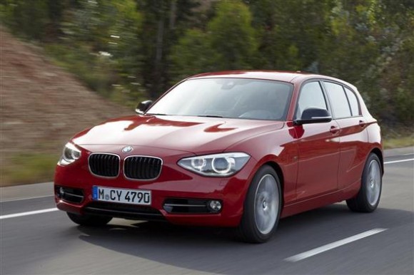 Series 2 BMW Sedan Di Udara