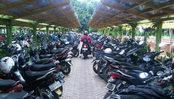 Hati-Hati Memarkir Motor Dengan Standar Samping