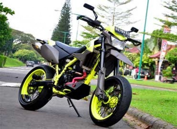 Modifikasi Kawasaki D-Tracker 250 Tampil Supermoto