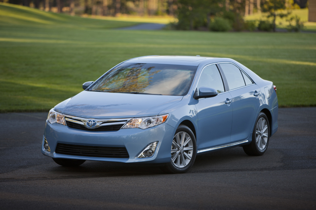 Toyota Camry Hybrid LE 2012 termasuk 10 Mobil Teririt di Dunia Tahun 2012