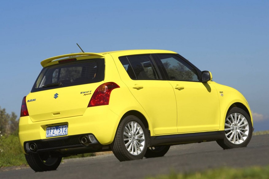  Suzuki Swift Sport 2012  mengadopsi suspensi ceper yang lebih alot dan pelek yang lebih gambot berdiameter 17 inci