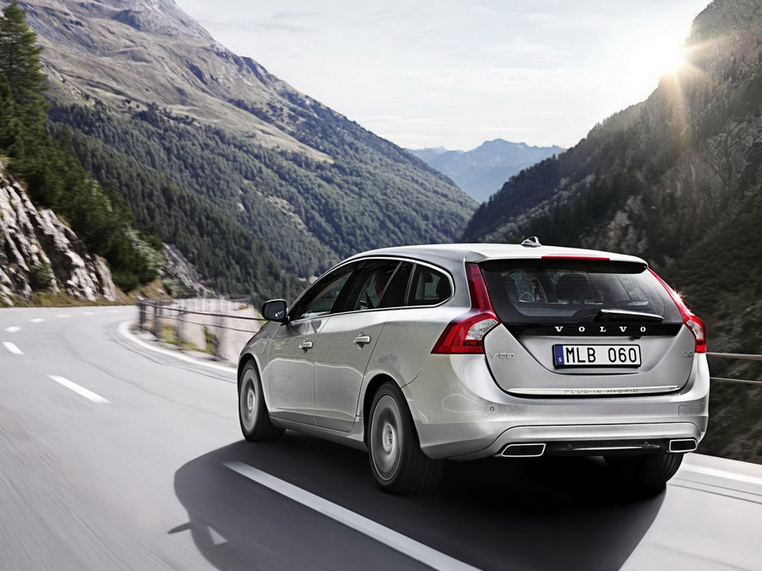 Volvo-V60 2012 dengan motor listrik  mampu memutar roda belakang dengan kekuatan maksimum 70 hp