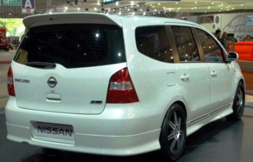 Tampak Belakang Nissan Grand Livina Highway Star