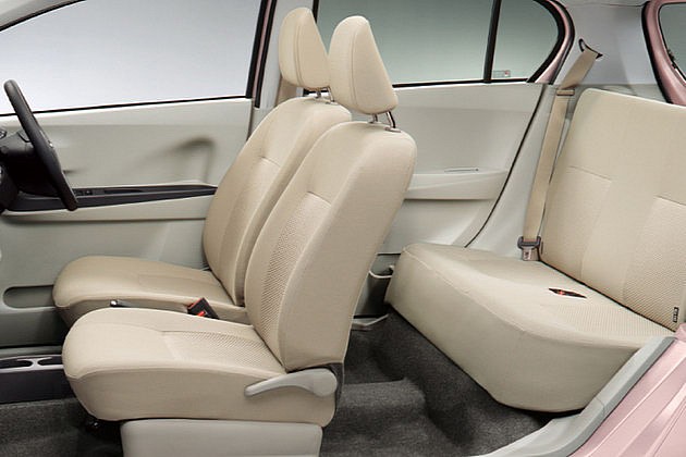 Dari sisi interior Daihatsu Mira e:S terlihat mini