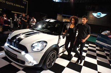 MINI Cooper S Countryman memiliki Kap mesin dengan strip hitam atau putih dan atap berkelir hitam menjadi pembeda dengan MINI Cooper Countryman