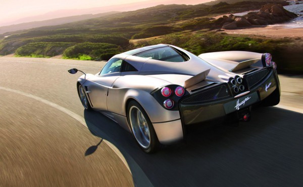 Pagani Huayra dilepas ke pasar dengan harga US$ 1,3 juta atau sekitar Rp11,7 miliar.