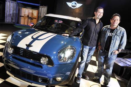 MINI Cooper Countryman tampil khas dengan kisi-kisi grill horizontal berkelir silver