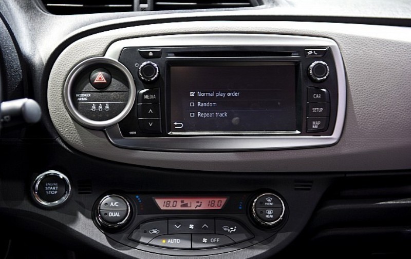 Yaris didukung dengan 2 DIN Audio + 1 CD In-Dash, MP3, WMA