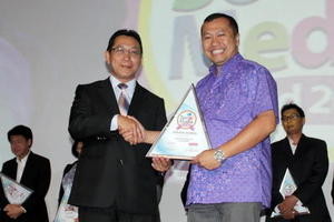 Toyota Avanza dan Toyota Kijang Innova memperoleh penghargaan dari Social Media Award 2013