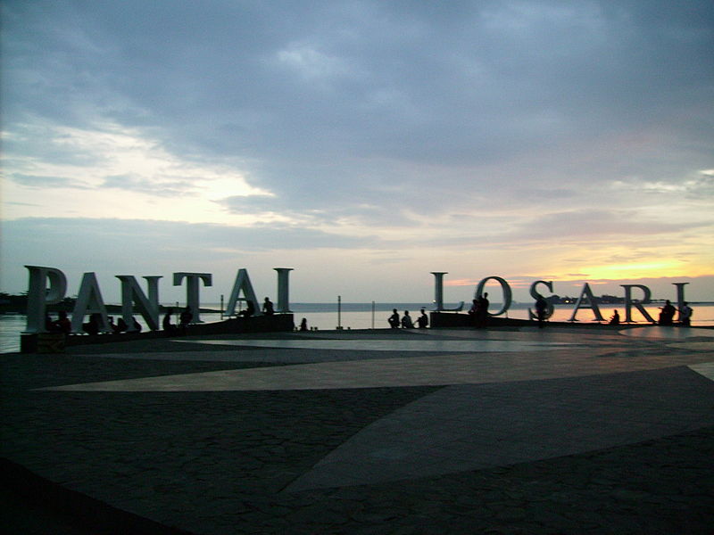 pantai losari di sulawesi selatan merupakan tempat untuk Lakukan hal-hal romantis -jalan berdua di pantai